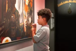 Culturele mobiliteit - Drents Museum - Labryyrinthia - zaal vd schoonheid - jongentje bekijkt schilderij van dichtbij